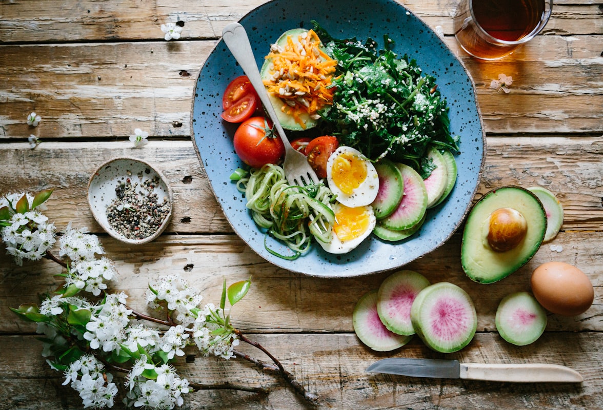 Colourful lunch salad with mixed greens, grilled chicken, and vegetables